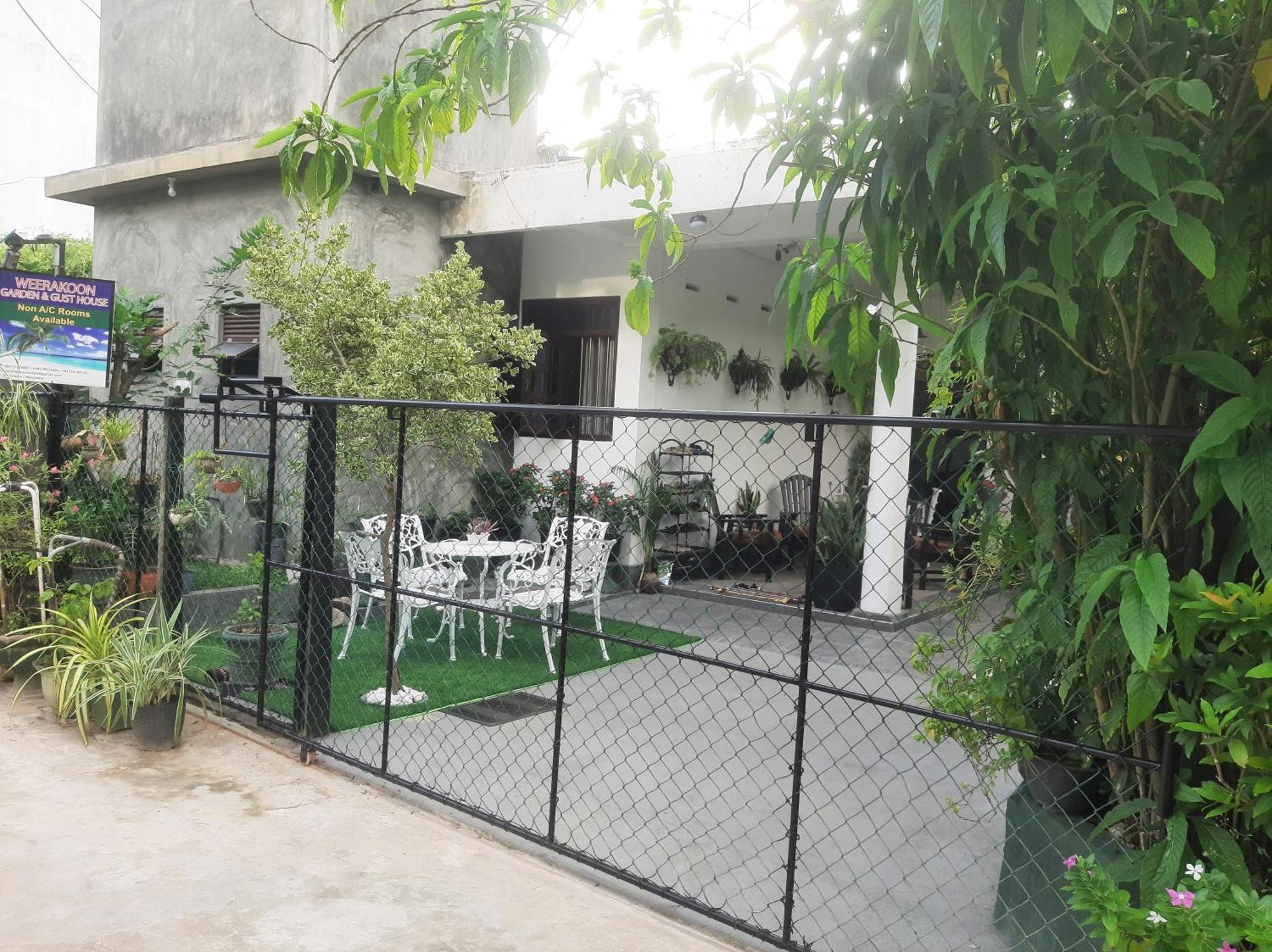 Weerakoon Garden Guest Hotel Hikkaduwa Eksteriør billede